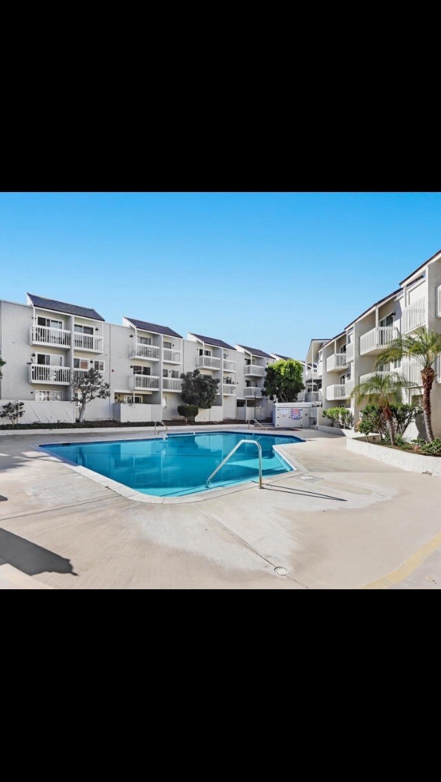 Building Photo - 255 S Ventura Rd