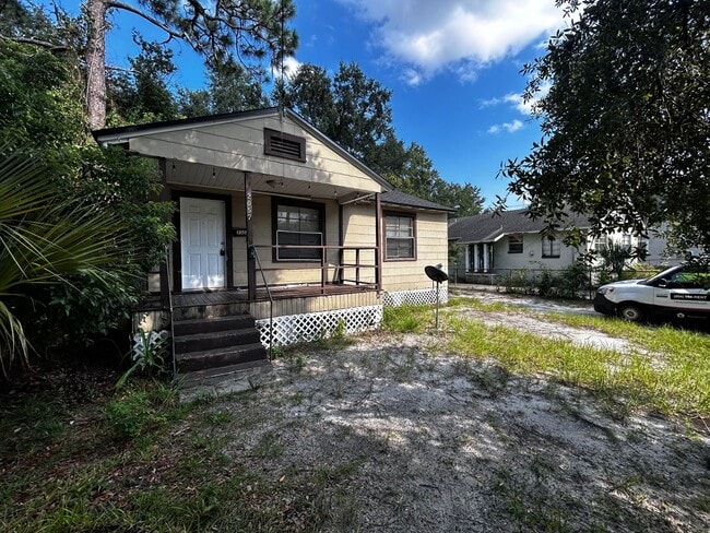 Building Photo - Steal of a Deal! 3/1 on Eastside under $1k...