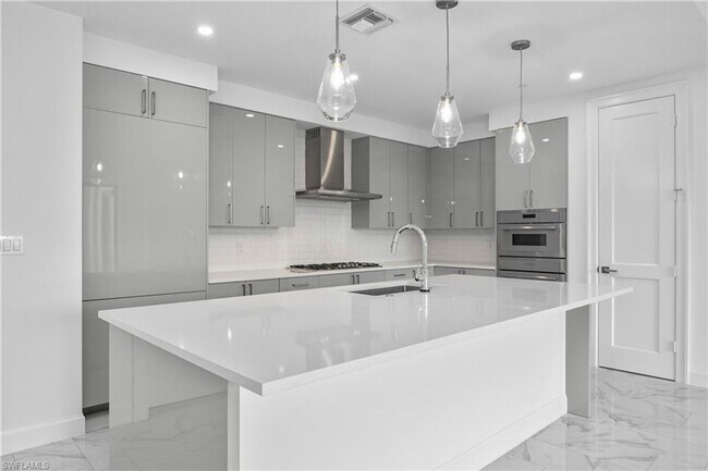 Building Photo - 2 BR plus den brand new condo in Eleven El...