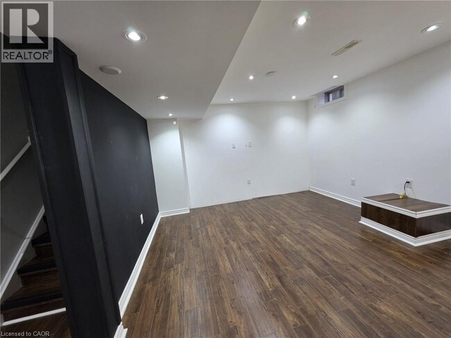 Building Photo - 79 Mander Pl