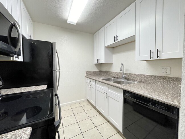 Foto del edificio - Beautiful Updated First Floor Condo! **Mov...