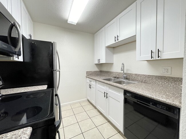 Building Photo - Beautiful Updated First Floor Condo! **Mov...