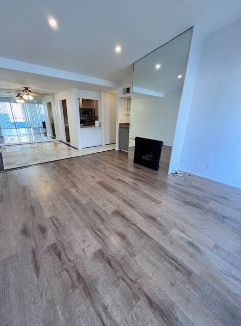 Living area - 906 N Doheny Dr