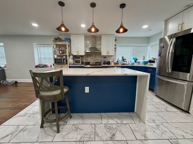 Building Photo - Stunning Home in Rolling Green Neighborhood of Springfield Township. Available in Mid-September!