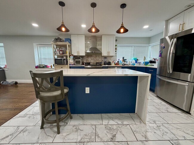 Foto del edificio - Stunning Home in Rolling Green Neighborhood of Springfield Township. Available in Mid-September!