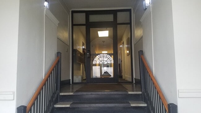 Interior Photo - 49 Troup St