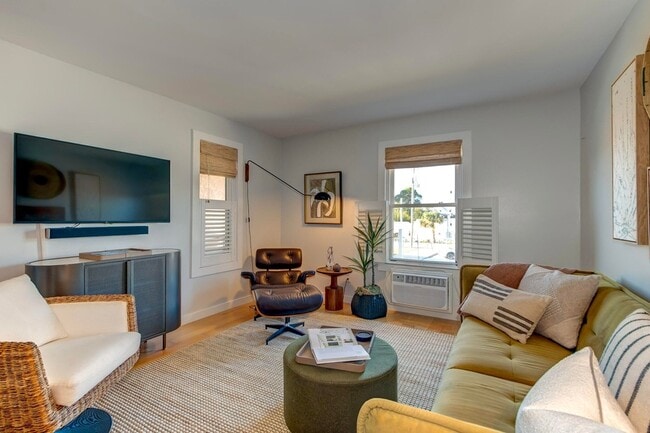 Building Photo - 2057 Middle St