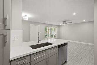 Building Photo - 2121 Fountain View Dr