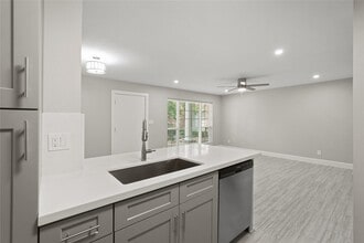 Building Photo - 2121 Fountain View Dr