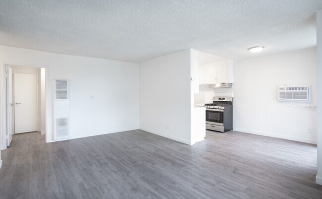 Building Photo - 410 S Alexandria Ave