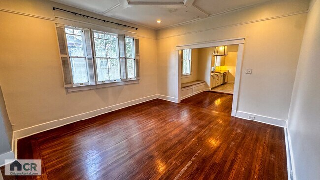 Foto del edificio - HUGE 9 bedroom house just a few blocks fro...