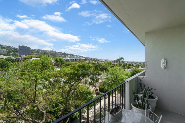 Building Photo - 818 N Doheny Dr