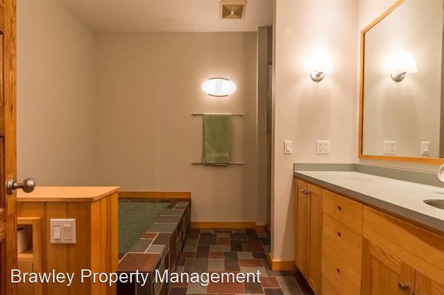 Building Photo - 5 br, 2 bath House - 711 N. Lincoln St