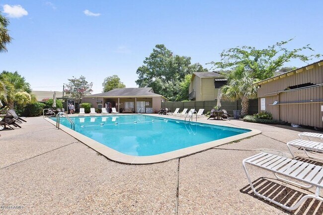 Foto del edificio - 220 Doucet Rd