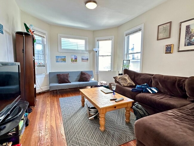 Building Photo - AMAZING 5 BED IN MISSION HILL!!! HOT LISTING!!!