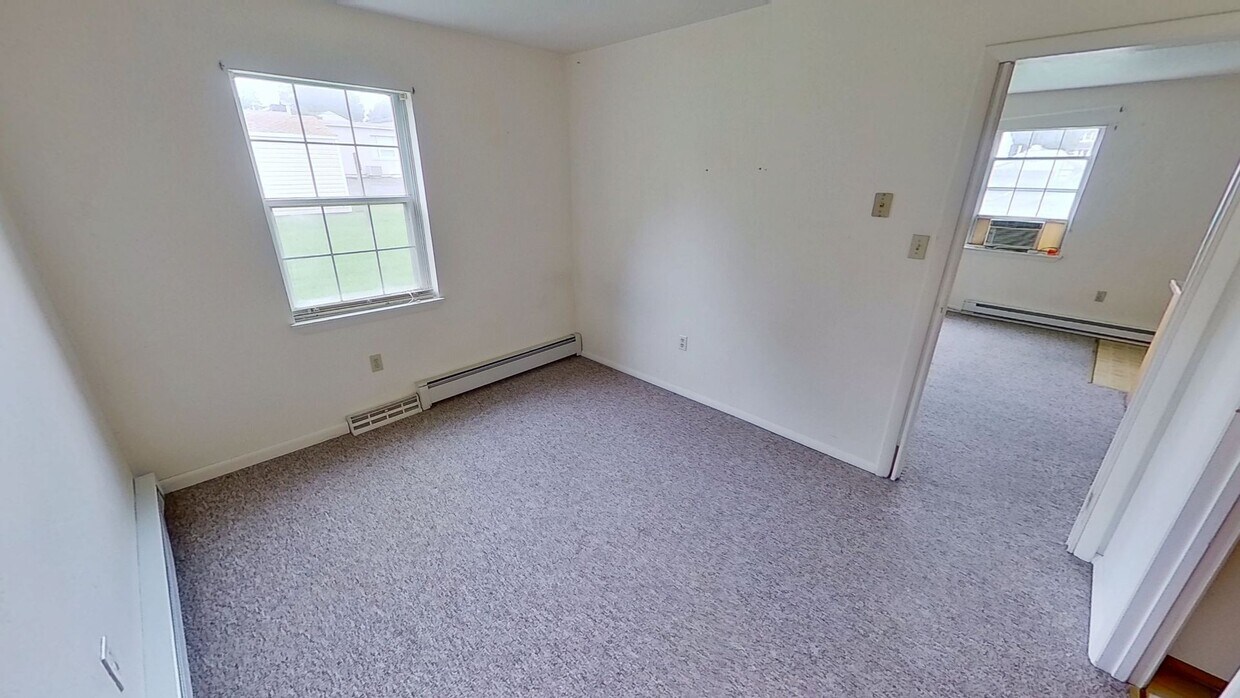 Building Photo - 1st Floor Apartment