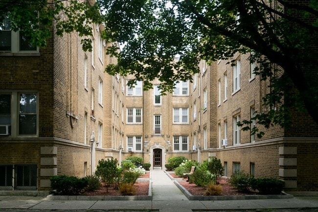 Building Photo - 2220 W Ainslie St