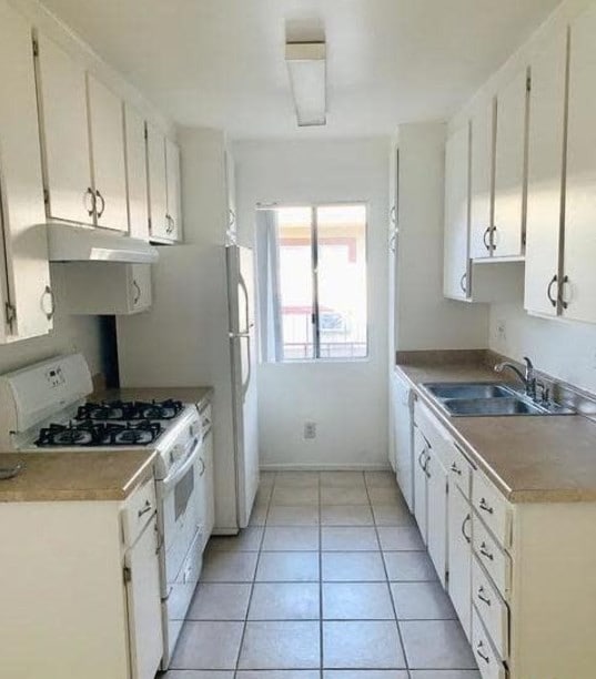 kitchen - 8800 Cedros Ave