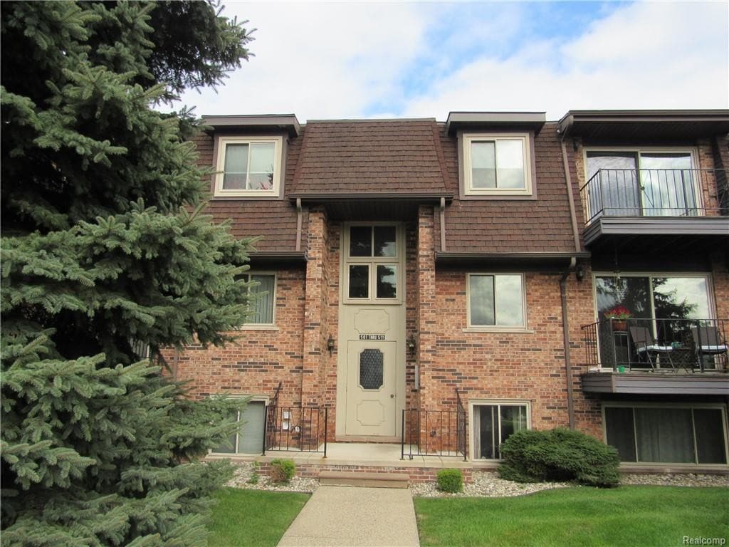 503 Riviera Dr, Saint Clair Shores, MI 48080 Condo for Rent in Saint