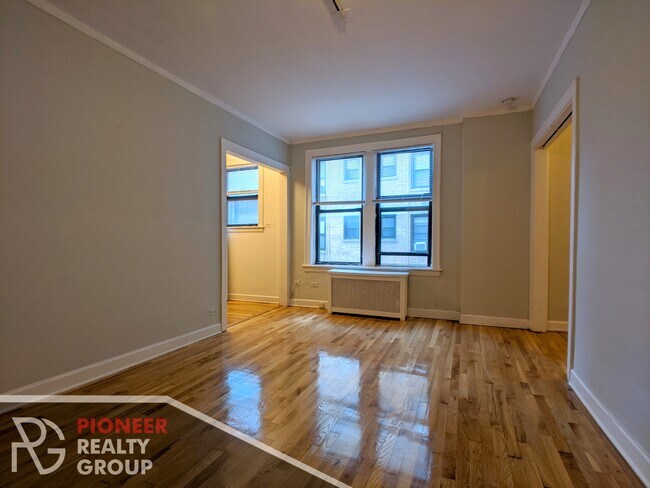Foto del edificio - 737 W Belmont Ave