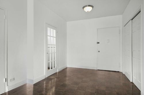 Building Photo - 300 E 40th St