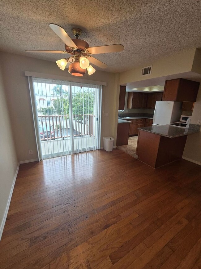 Building Photo - Spacious 2BD/2.5BA Town Home near Universi...
