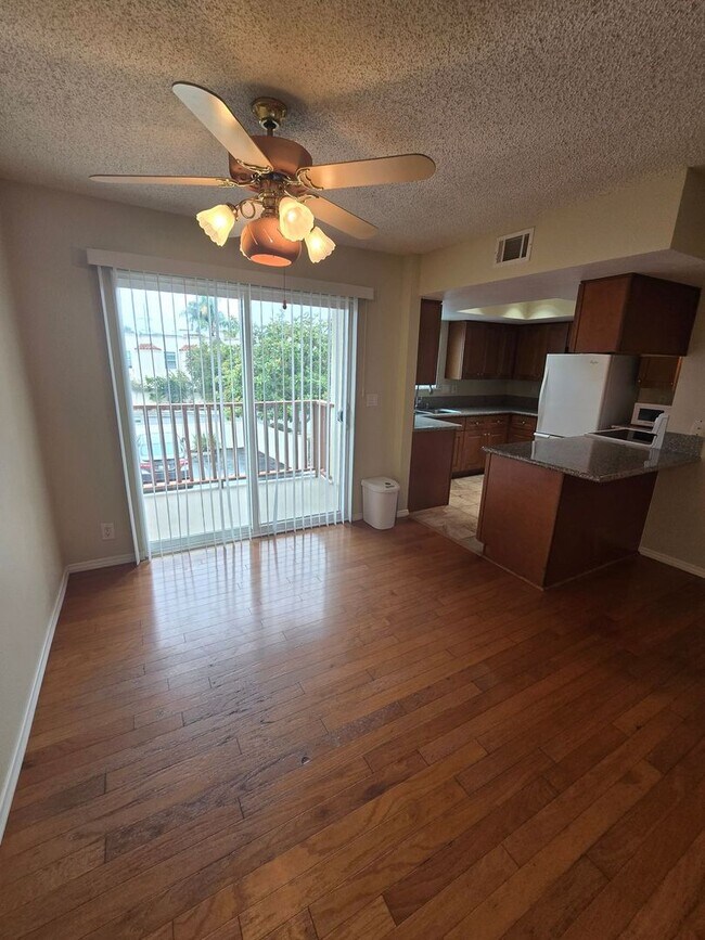Foto del edificio - Spacious 2BD/2.5BA Town Home near Universi...