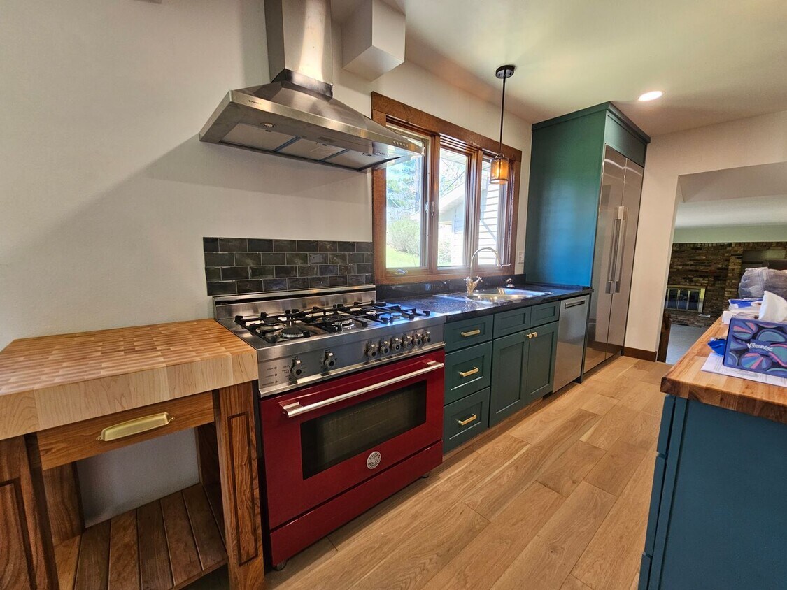Foto principal - NE Newly updated 3 bedroom 2.5 bath home w...