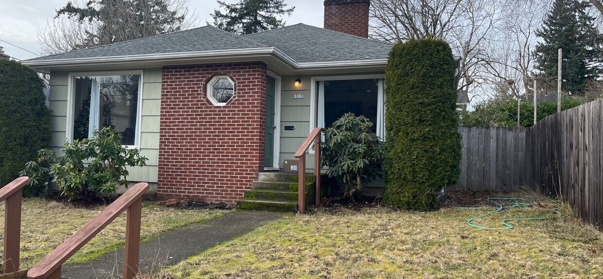 Primary Photo - 2004sq ft 2x1 home in SE Portland!