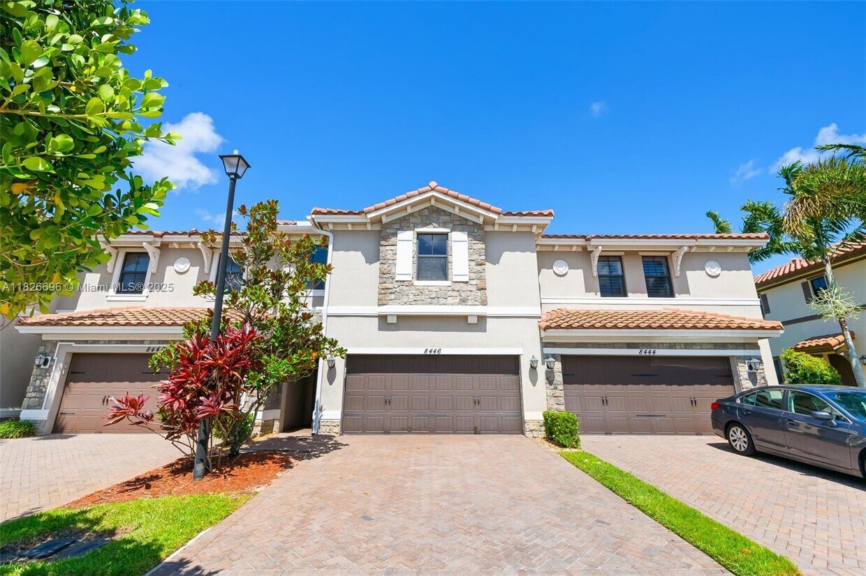 Foto principal - 8446 Lake Majesty Ln