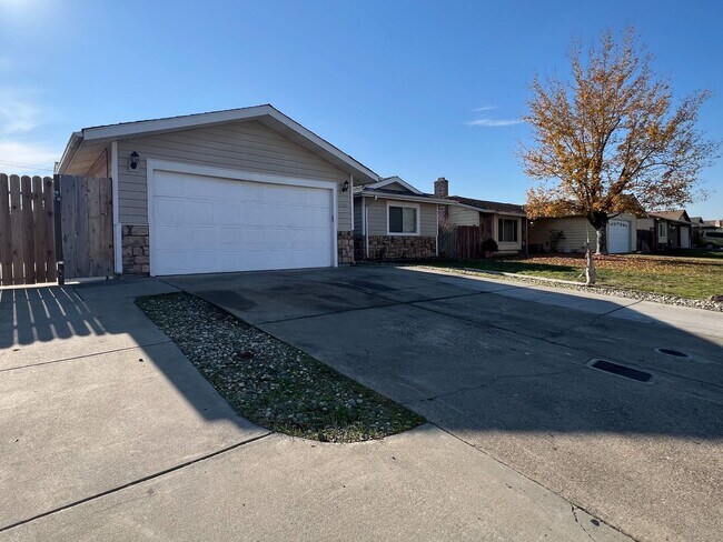 Building Photo - 3 Bed, 2 Bath Home