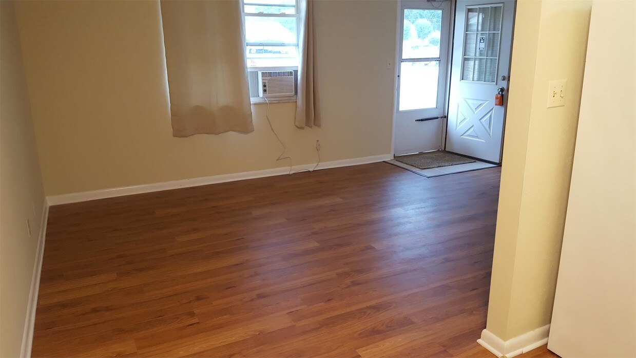 Foto principal - 1102 N Benjamin St