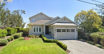 Building Photo - 764 Hillcrest Dr