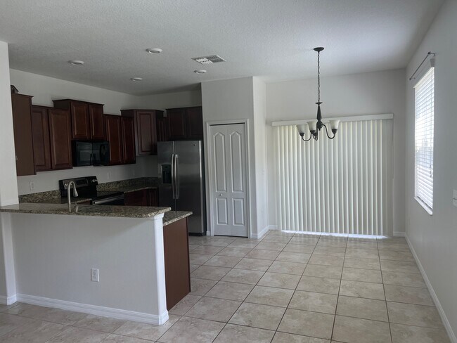 Foto del edificio - 2133 Golden Falcon Dr