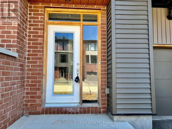 Building Photo - 134 Visor Private