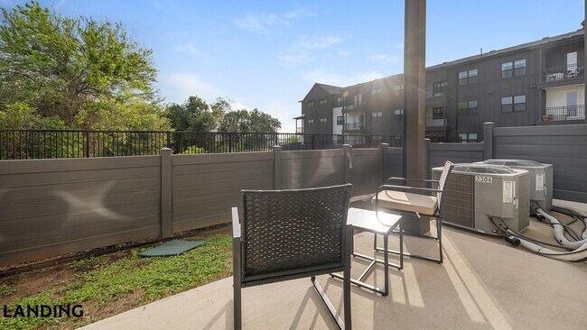 Foto del edificio - 7733 Burleson Rd
