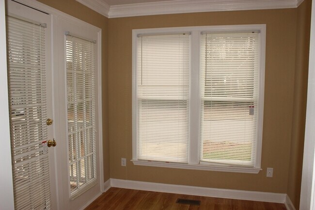 Building Photo - Spacious House! Corner Lot! Large Fenced-i...