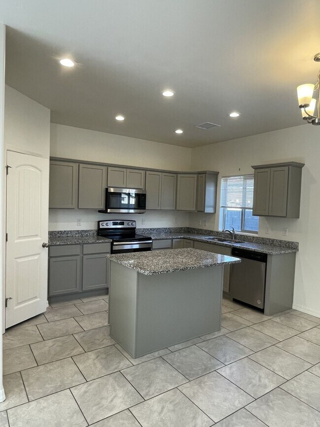 Building Photo - Sparkling clean and move in ready. New reduced rental rate! Call for a showing.