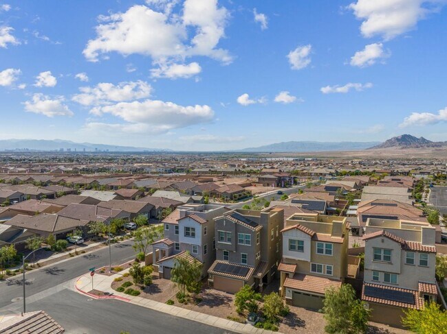 Building Photo - Spacious Three Story 3 Bed 3.5 Bath Smarth...