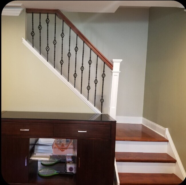 Escalera - 5200 Hilltop Dr