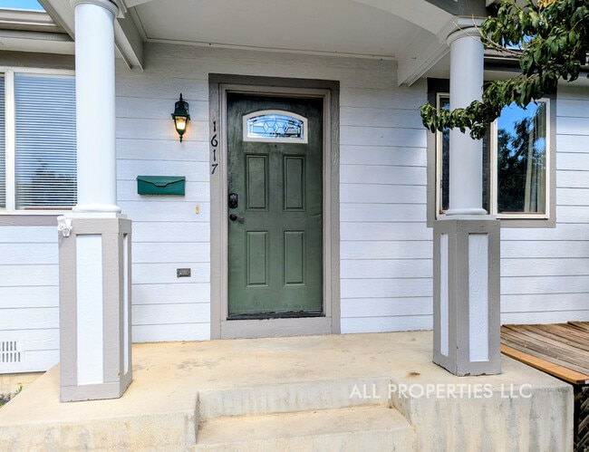 Building Photo - 1617 W 39th Ave