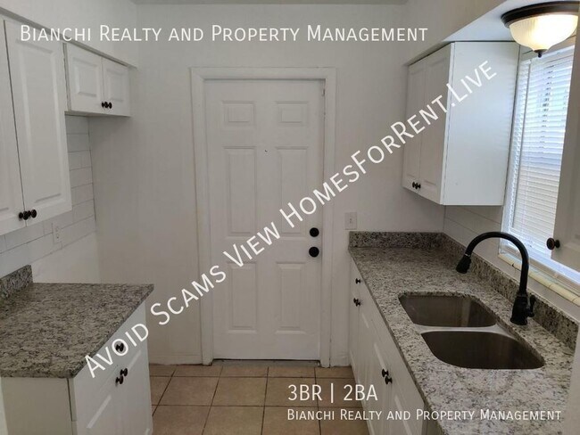 Foto del edificio - Remodeled 3 bedroom / 2 bath - Unit on Rig...