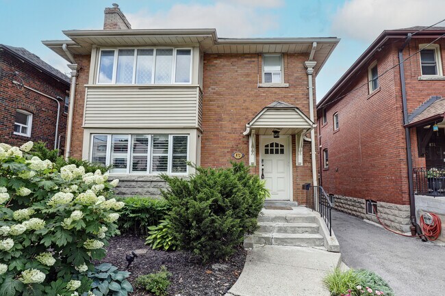 Building Photo - 872 Avenue Rd
