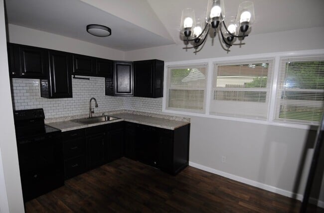 Building Photo - Charming 3-bedroom, 1.5-bathroom house loc...