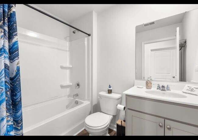 Foto del edificio - 645 Silver Spruce St