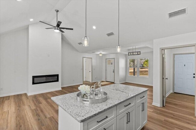 Foto del edificio - 359 Spruce Ln