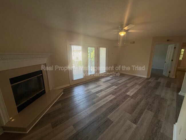 Foto del edificio - 5930 W Friendly Ave