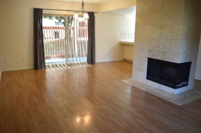 Building Photo - Large 3 bedroom Townhome with Community Po...