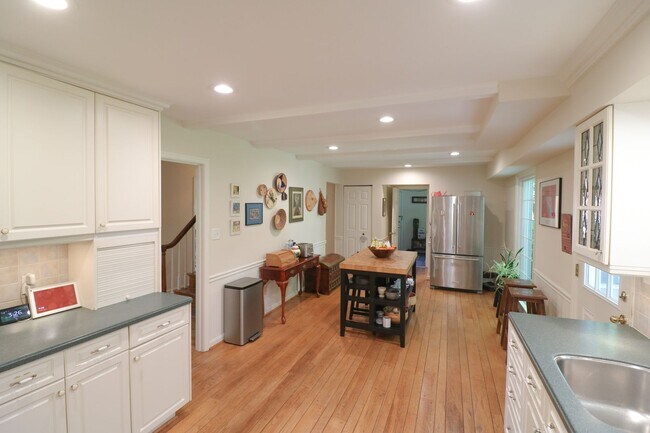 Building Photo - Beautifully maintained 4 bedroom, 2.5 bath Colonial!