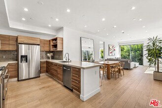 Building Photo - 855 Croft Ave